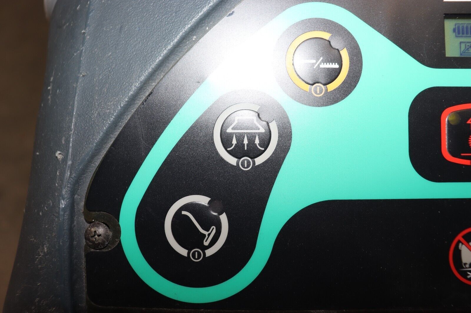 Nilfisk Advance Adphibian Floor Scrubber 56317000, VERY Low Hours, Clean