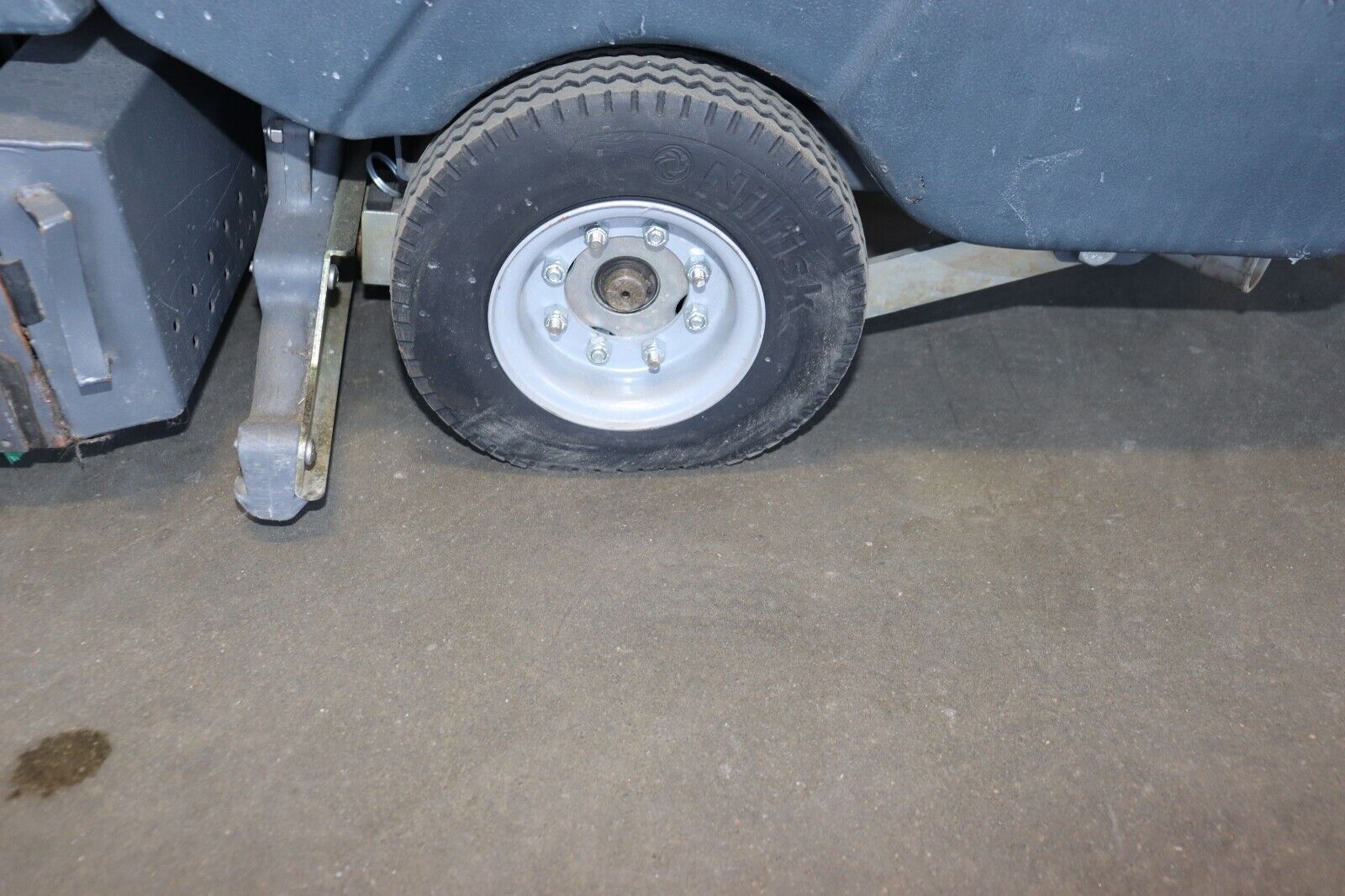 Nilfisk Advance Adphibian Floor Scrubber 56317000, 217 Hours, Clean