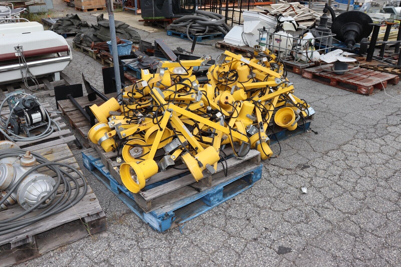 1 Used Phoenix Docklite DL-42-ARM Swing Arm for Loading Light with Bulb Socket - Northside Material Brokers