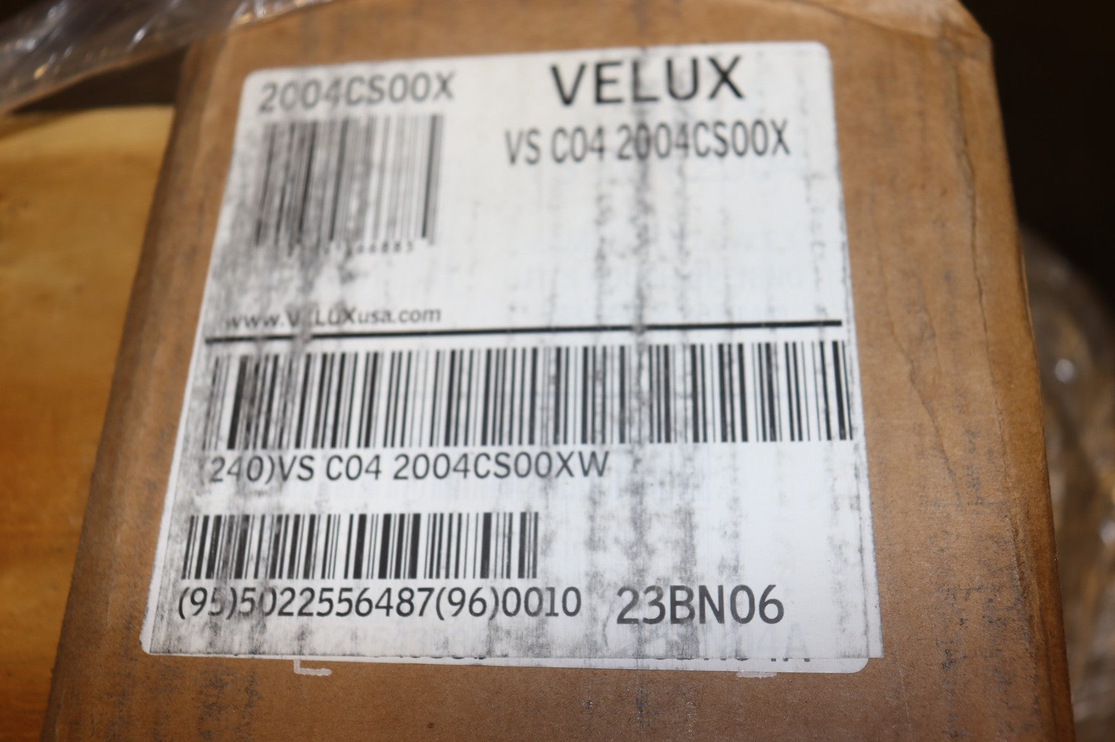 Velux Skylight VSC042004C500X, Manual Venting, Solar Shades, Remote, 21"x37-7/8"