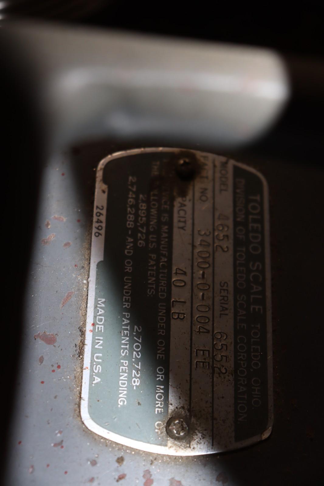 VINTAGE TOLEDO SCALE MODEL 4652 OVER UNDER SCALE 40LB CAPACITY