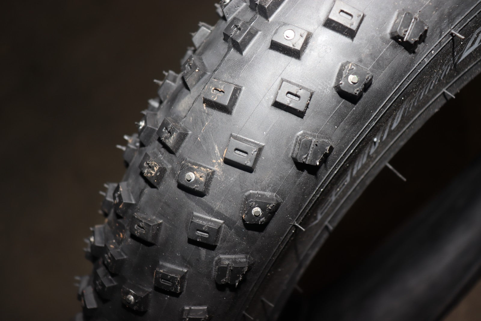 Vee Tire & Rubber Snowball Studded 120 Stud 20x4.0 Studded Wire TPI 36 Bk/Blk