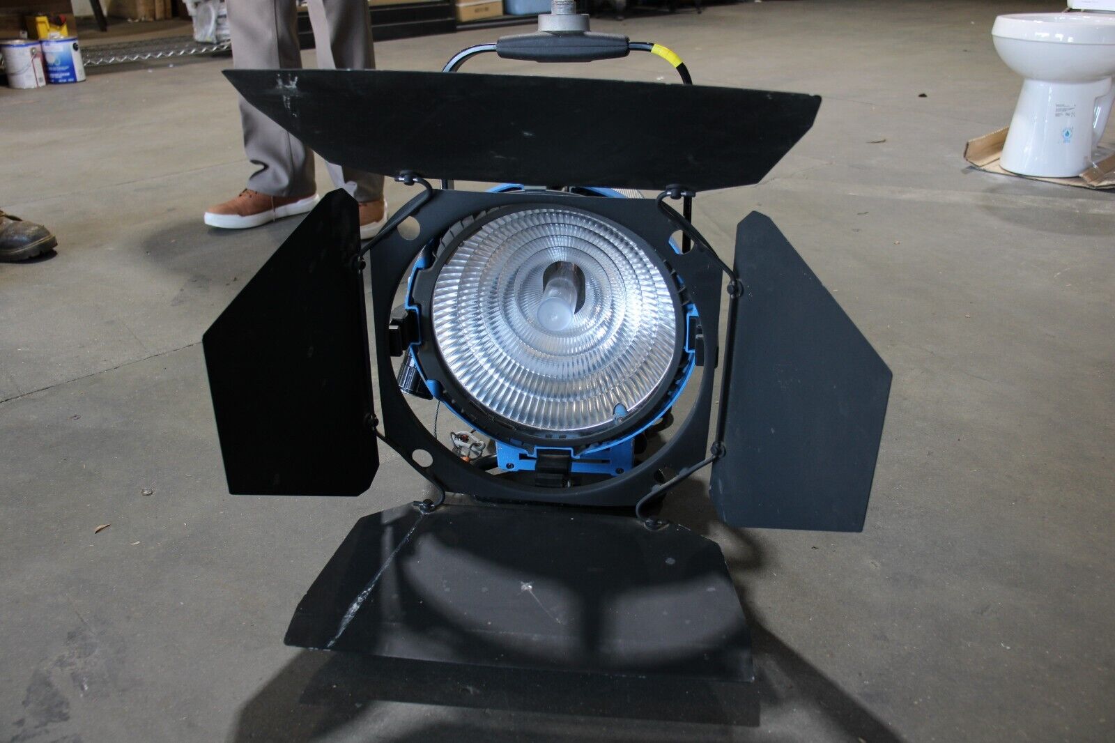 ARRI M18 HMI 1800W LAMPHEAD WITH 4 LEAF BARNDOOR (110/220 VAC) L1.37600.B - Northside Material Brokers