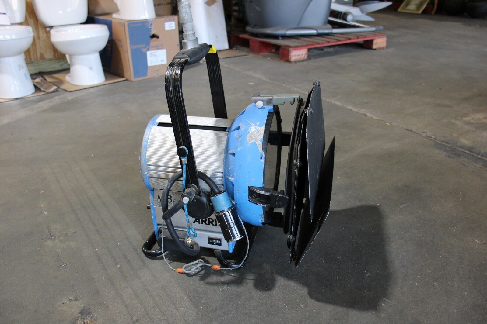 ARRI M18 HMI 1800W LAMPHEAD WITH 4 LEAF BARNDOOR (110/220 VAC) L1.37600.B - Northside Material Brokers