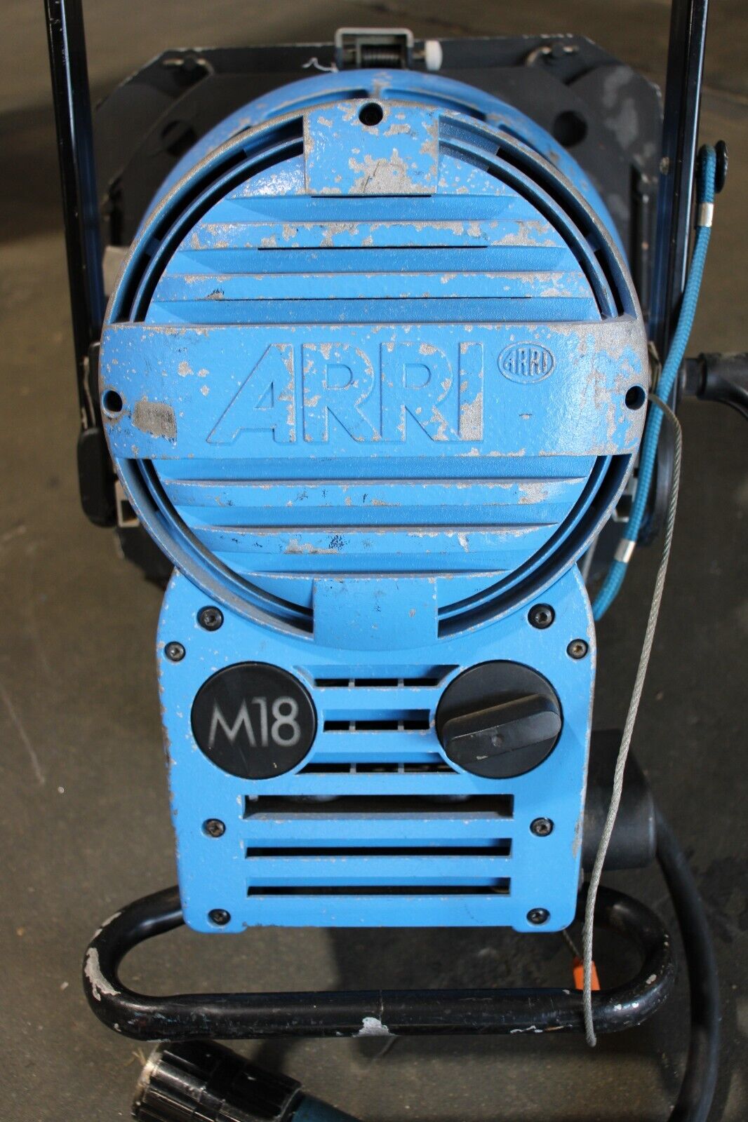 ARRI M18 HMI 1800W LAMPHEAD WITH 4 LEAF BARNDOOR (110/220 VAC) L1.37600.B - Northside Material Brokers