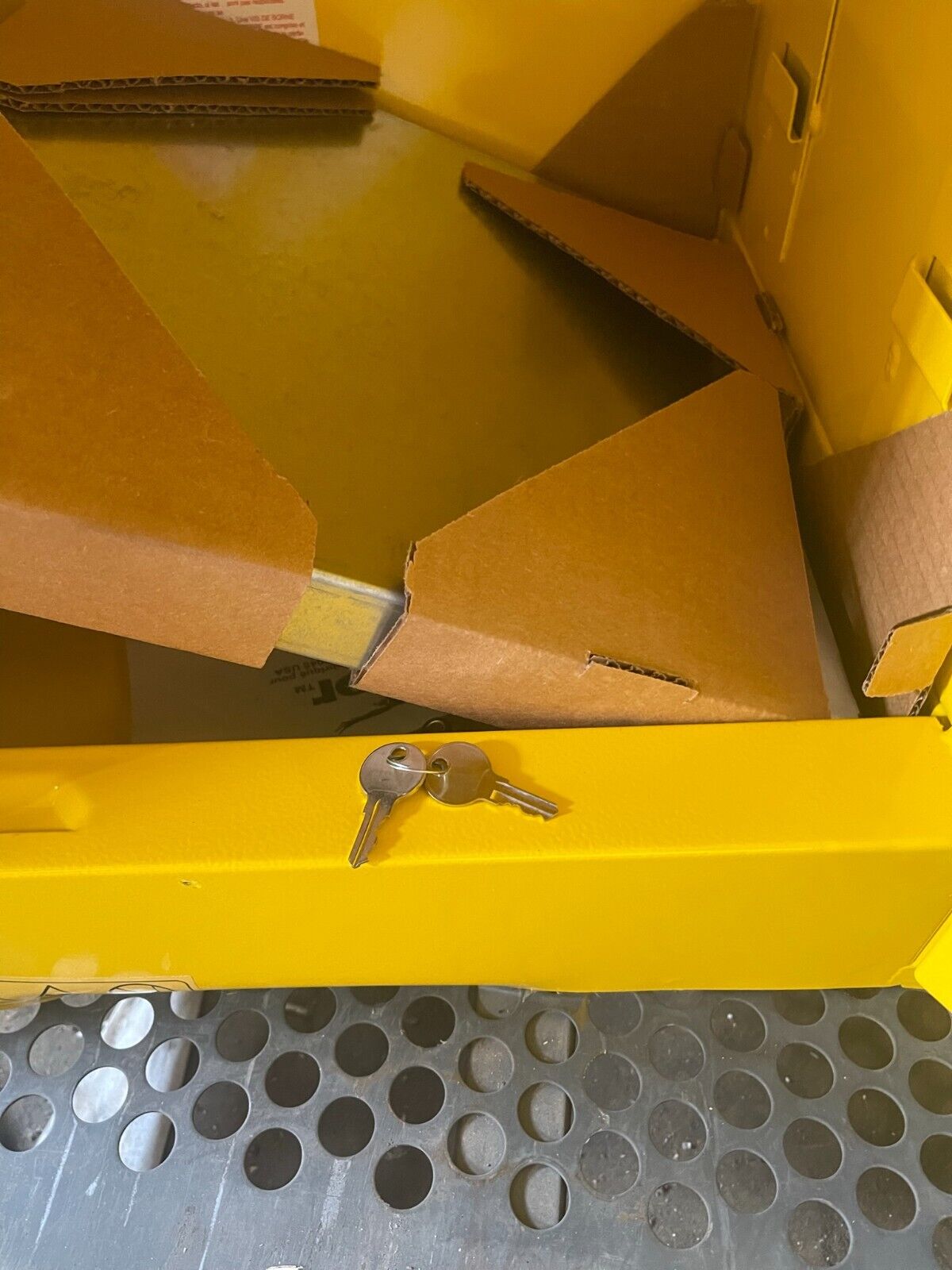 Condor Flammables Safety Cabinet: 45AE90 Countertop, 4 gal, NEW DENTED - Northside Material Brokers