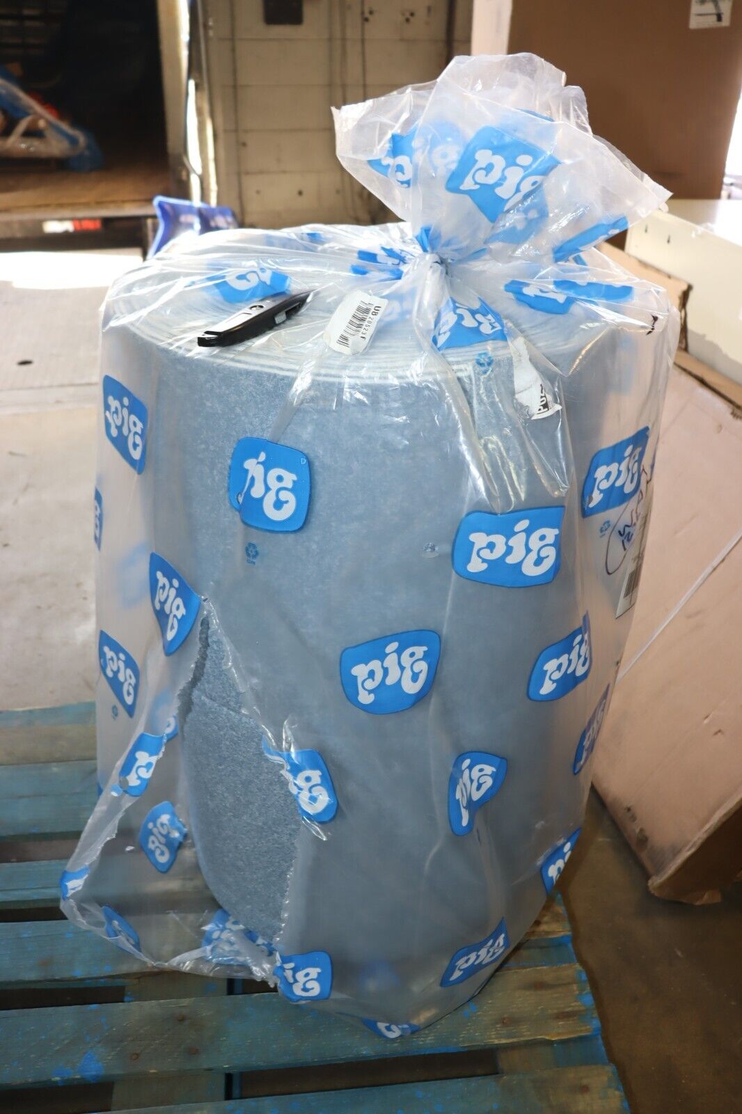 PIG Absorbent Roll: 30PZ01, 64 gal, 15 in x 19 in Perforated Size, BLU102 - Northside Material Brokers