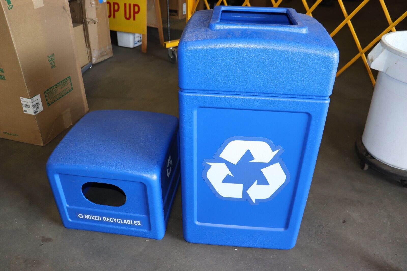 42 Gallon Recycle Bin with Interchangeable Lid Blue